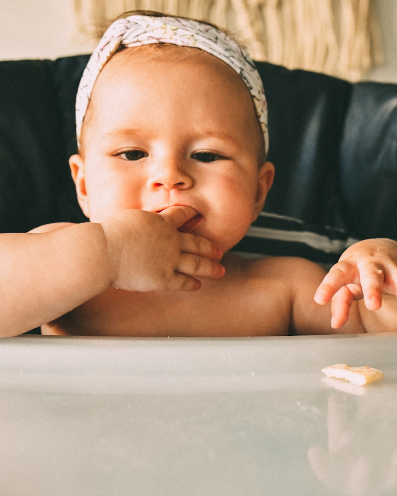 Bébé qui mange seul à la cuillère